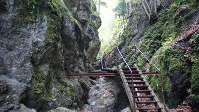 Auf Stegen, Brücken und Leitern und durch Höhlen durch die romantische Steinwandklamm