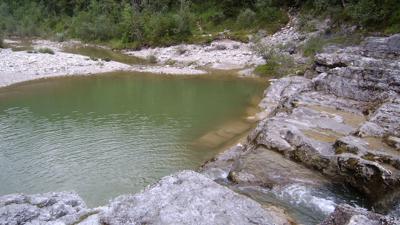 Entlang des Almbaches durch das Felsenbad