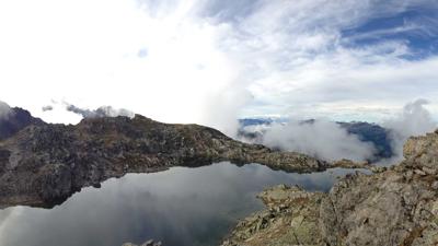 Kristallklarer Bergsee vor dem Gipfel der Wildkarspitze