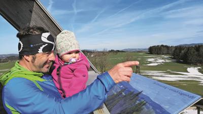 Zur Aussichtspyramide am Etzinger Hügel